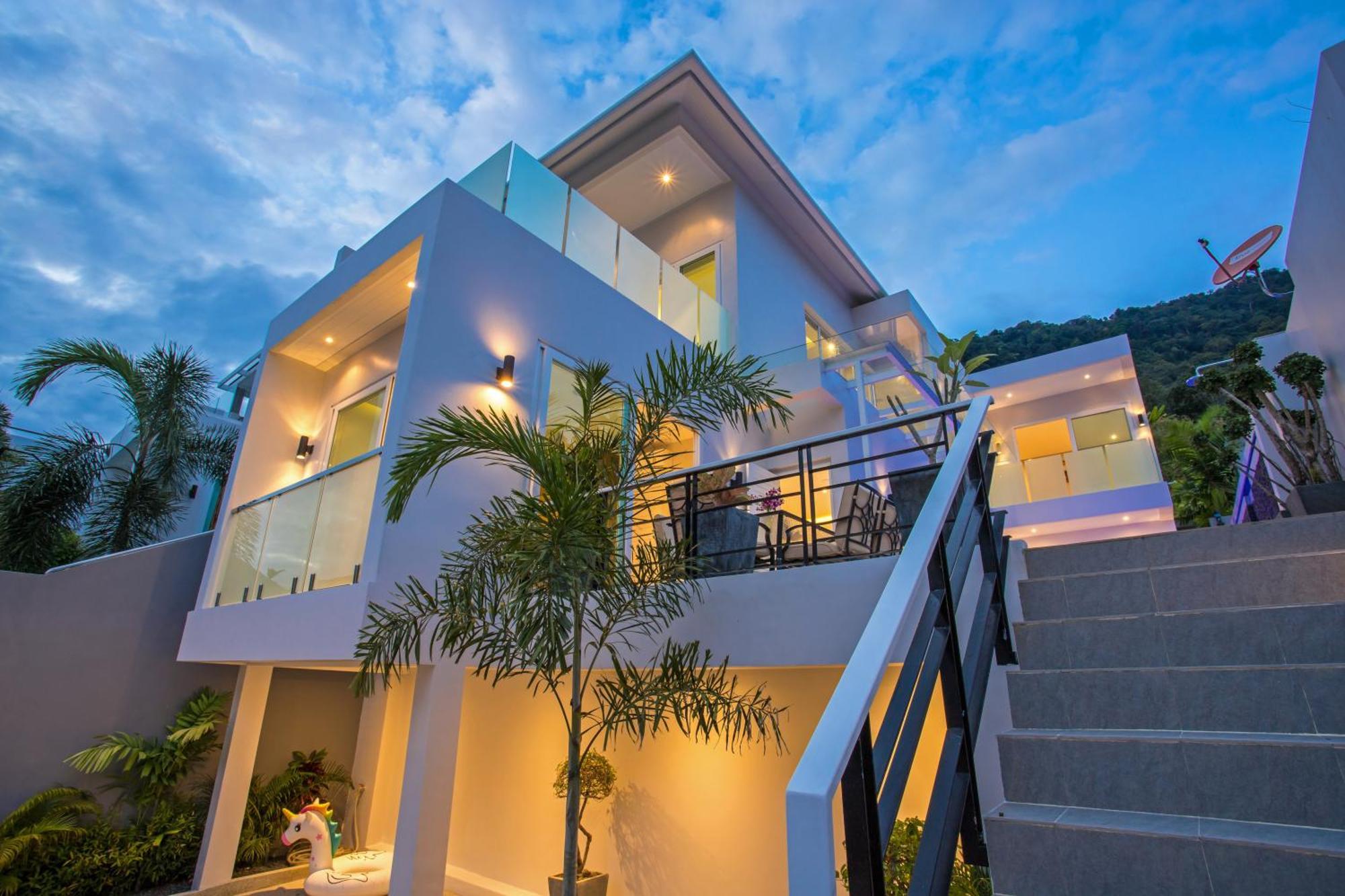 Private 4br Pool Skylight With Stunning Views Of Hills