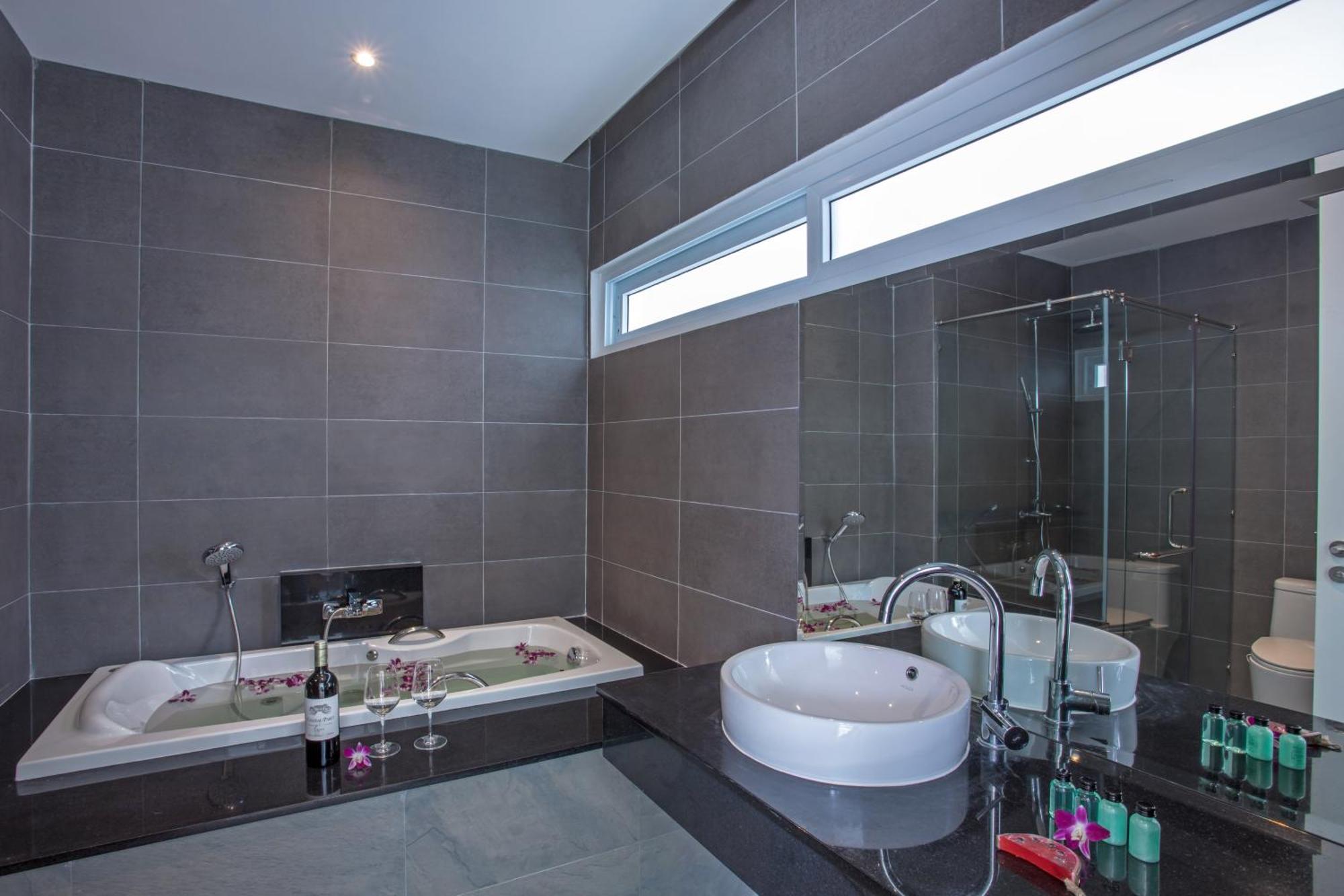 Private 4br Pool Skylight With Stunning Views Of Hills *