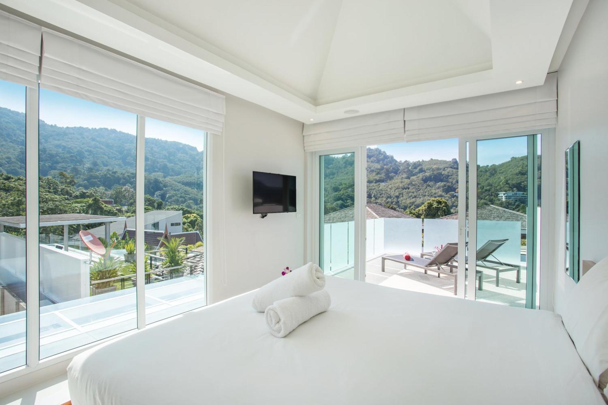 Private 4br Pool Skylight With Stunning Views Of Hills