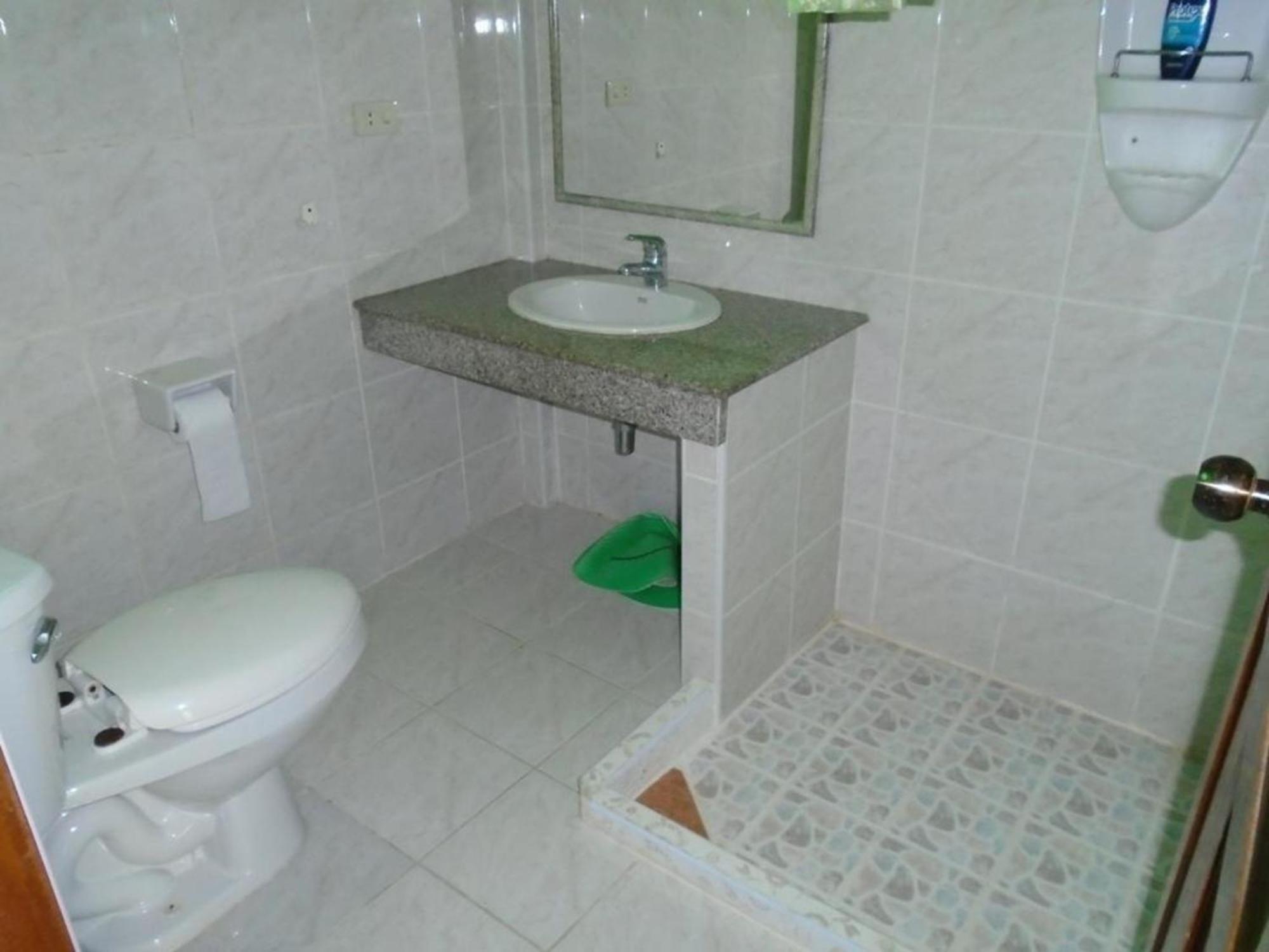 Fuer Bis Zu Drei Personen Mit Wohnraum Und Badezimmer Phuket