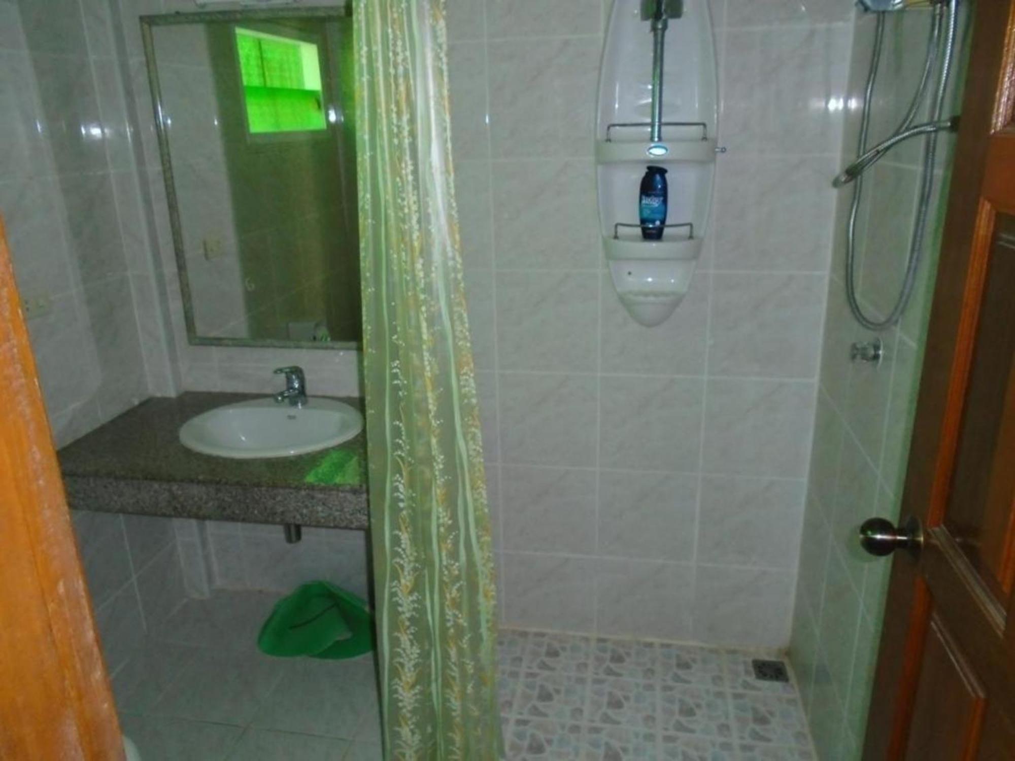 Fuer Bis Zu Drei Personen Mit Wohnraum Und Badezimmer Apartment Phuket