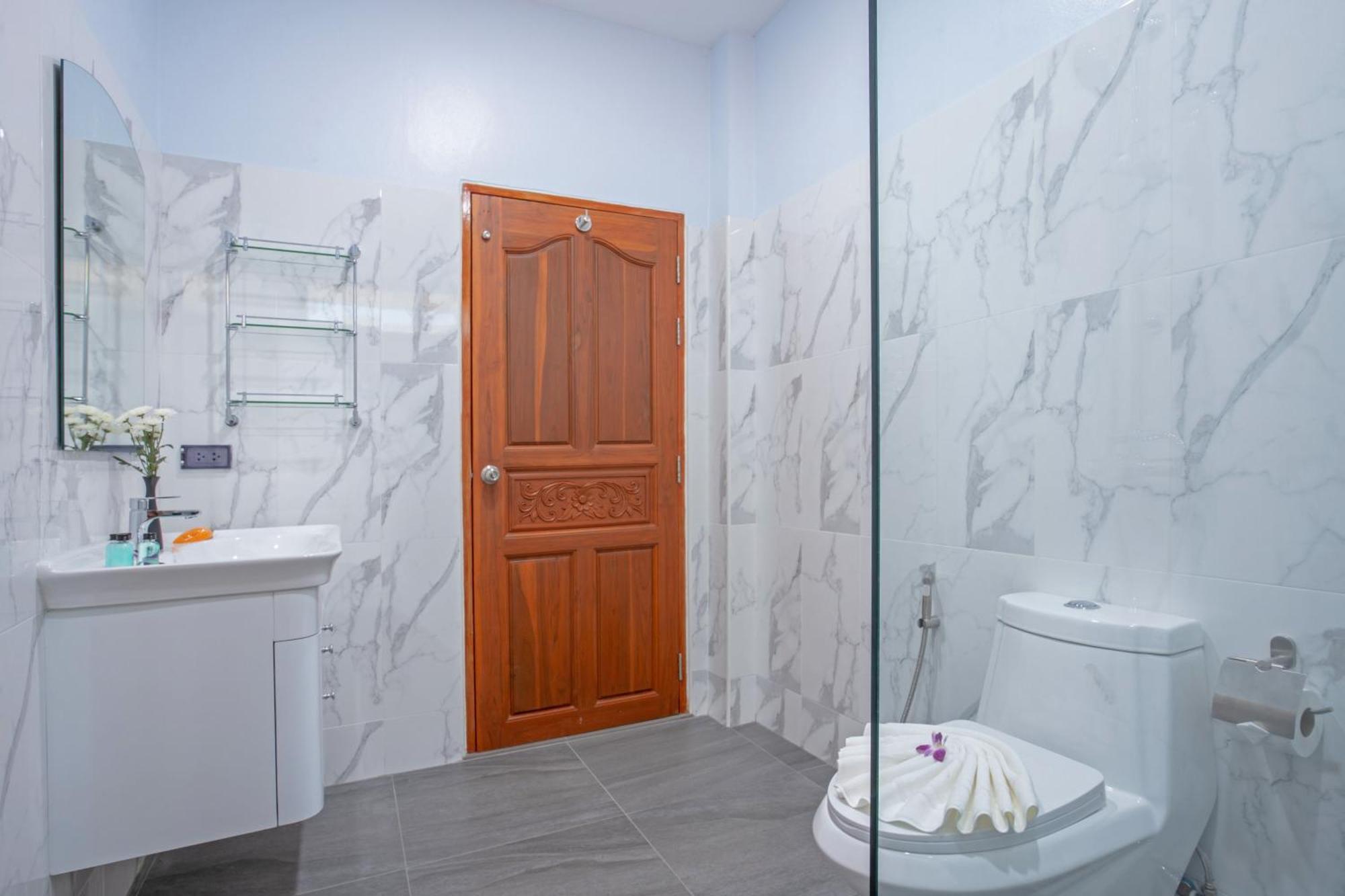 Spacious Family 5br Nikkie 3, Big Garden & Pool Villa Nai Harn