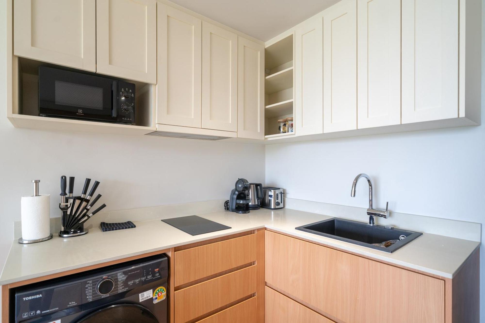 Laguna Beachside Residences Apartamens, Walking Distance To The Sea Apartment