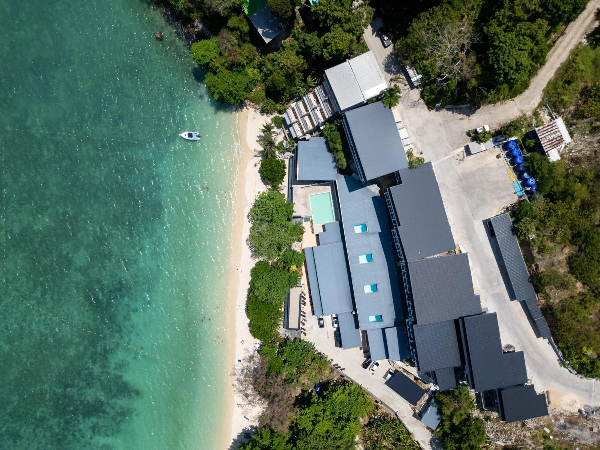 The Hideout Beachfront Apartment *
