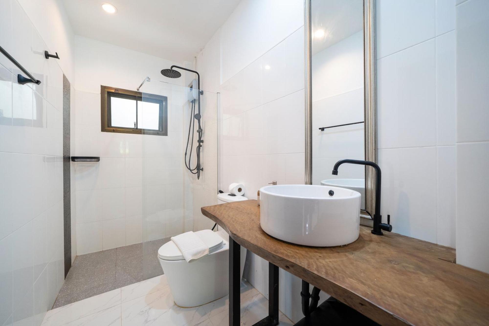 Villa Oxavia Garden Oasis In Nai Harn - Your Private Tropical Garden With 3 And Jacuzzi