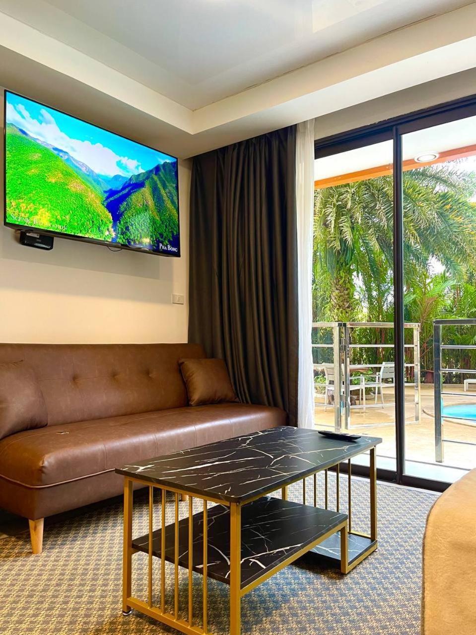 Palm Breeze View