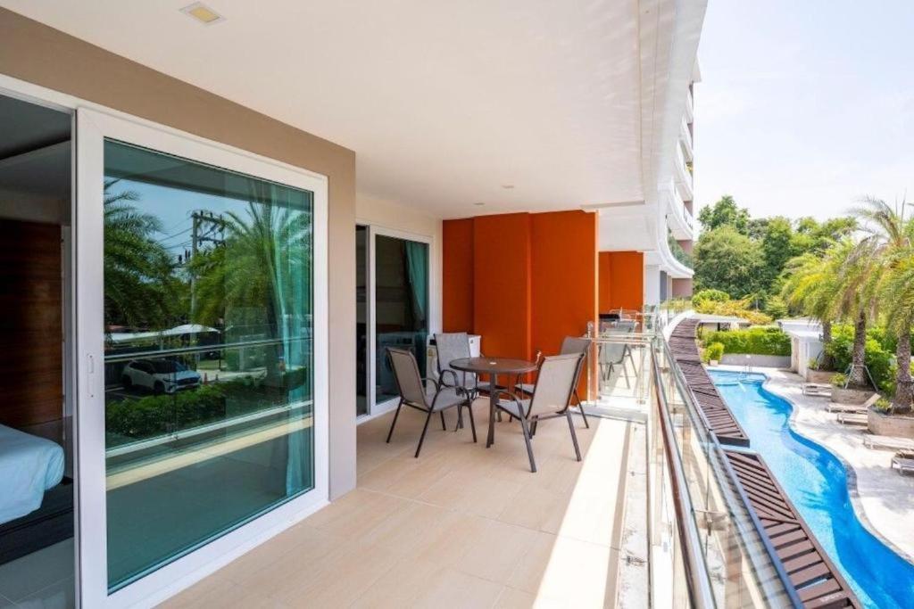Tropical Pool View Babylon Sky M205 -