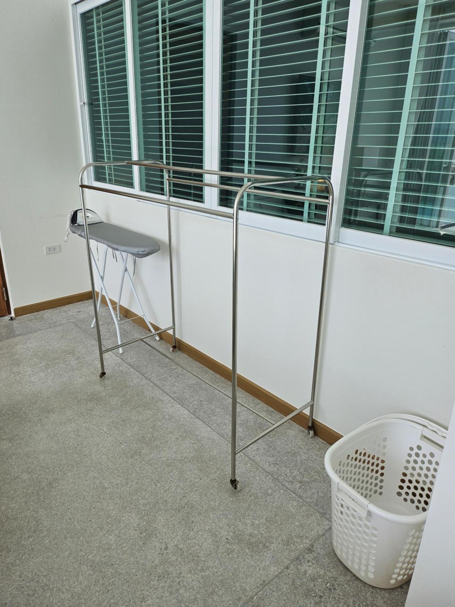 Sandro White Ice Brother Apartment *