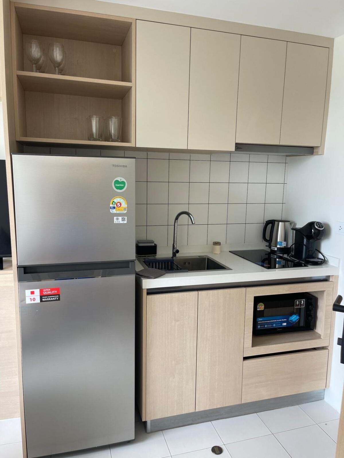 One-Bedroom Apartments With Kitchen *