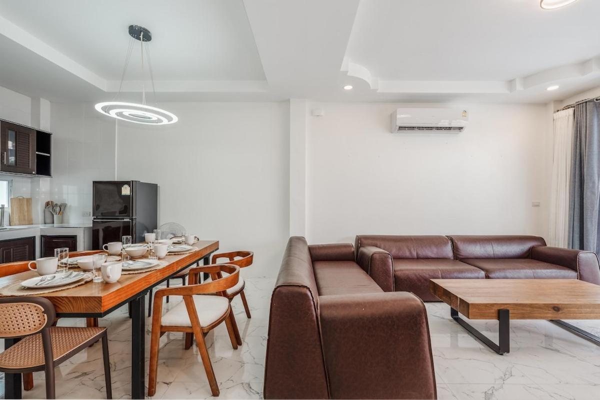 Freshly Renovated 4 Bed Pool Great Location Villa