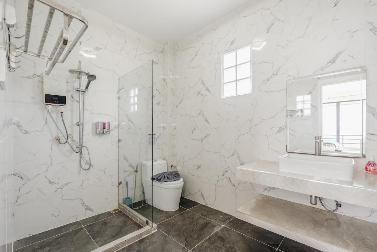 Freshly Renovated 4 Bed Pool Great Location