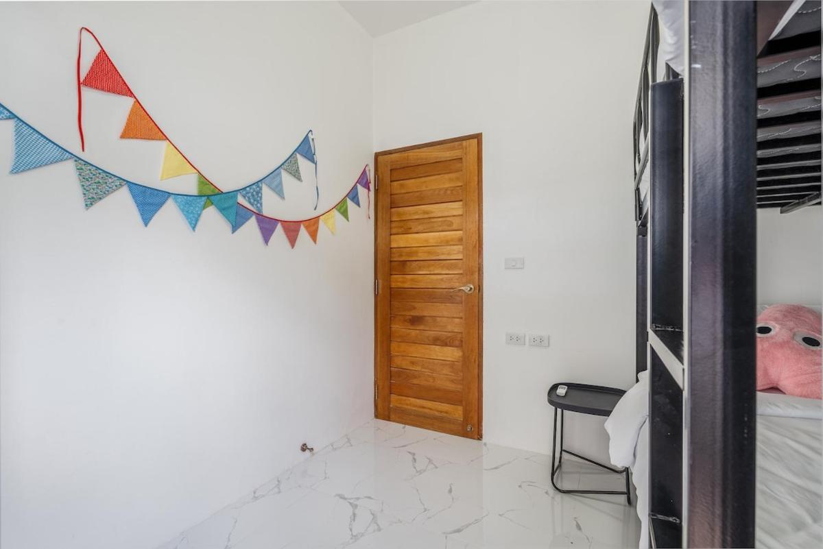 Villa Freshly Renovated 4 Bed Pool Great Location