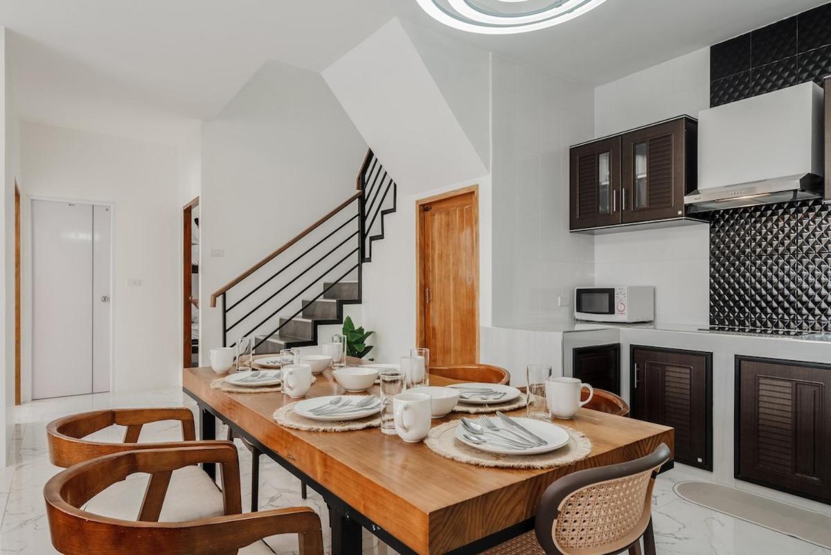 Villa Freshly Renovated 4 Bed Pool Great Location *