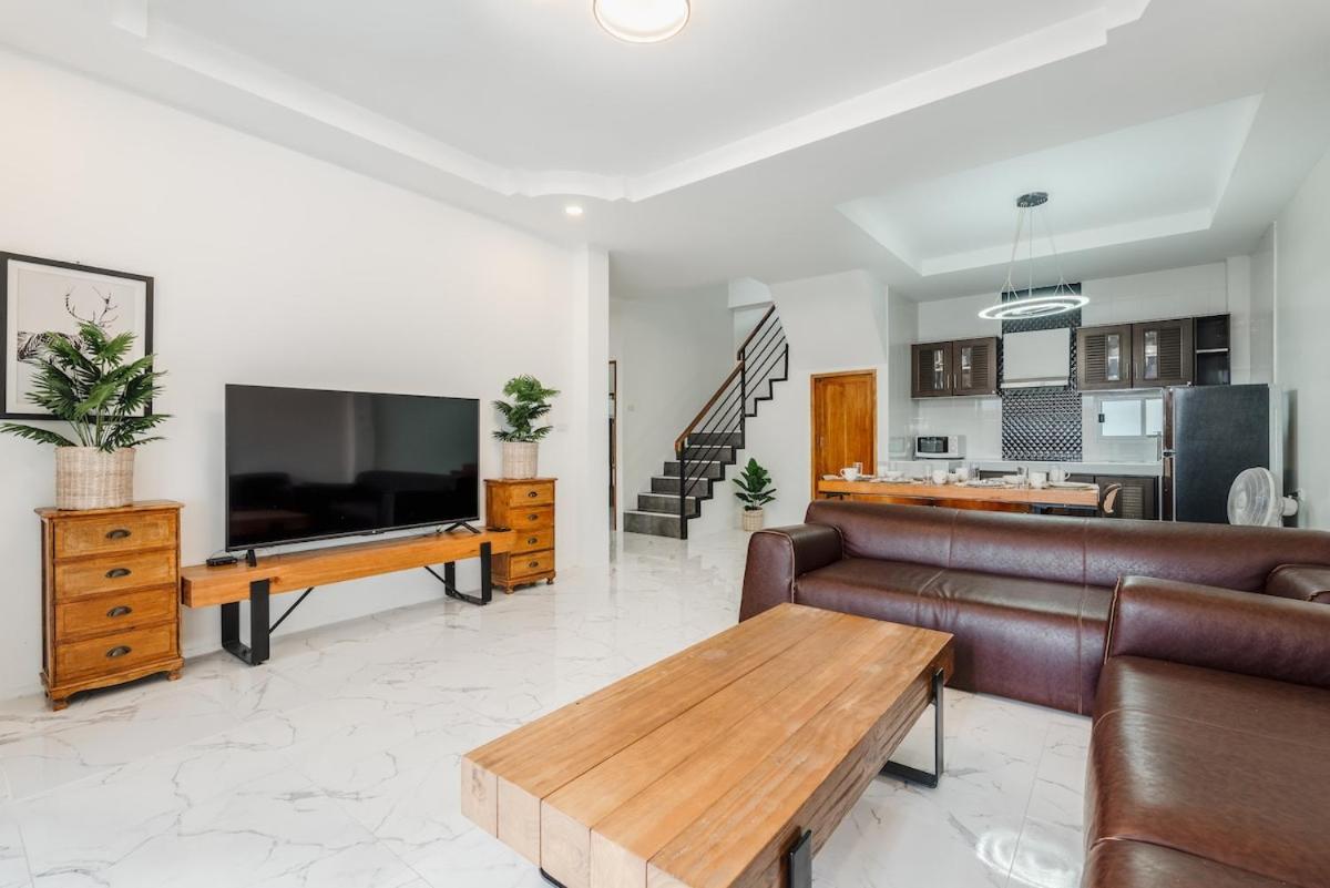 Freshly Renovated 4 Bed Pool Great Location