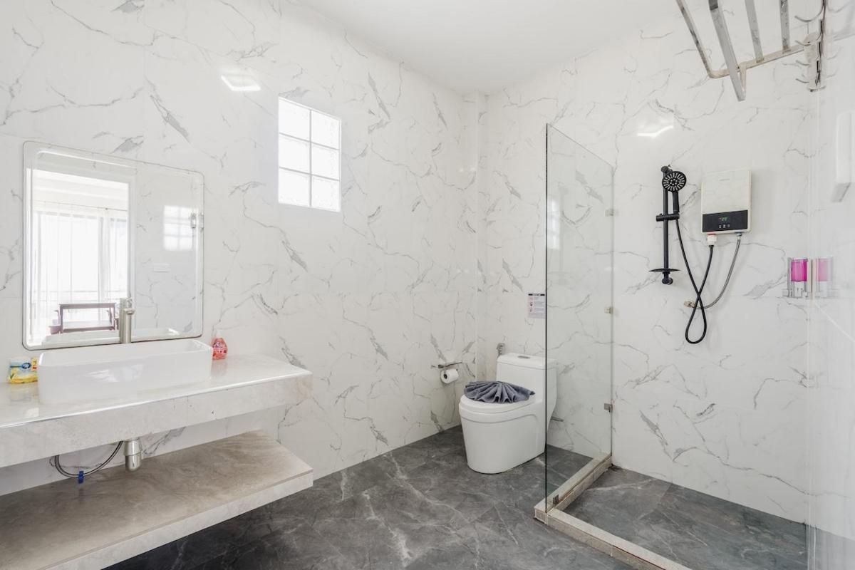 Freshly Renovated 4 Bed Pool Great Location Villa