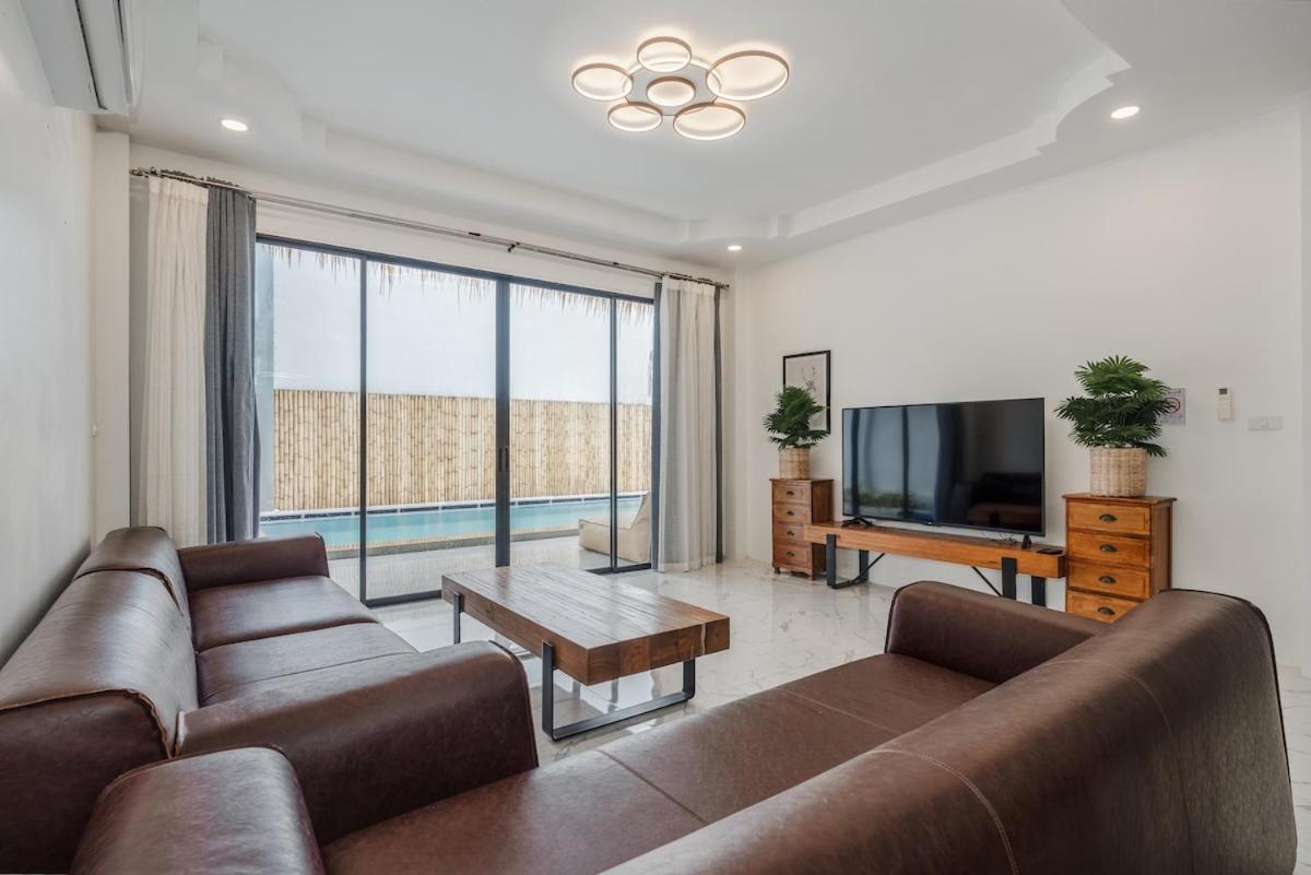 Freshly Renovated 4 Bed Pool Great Location