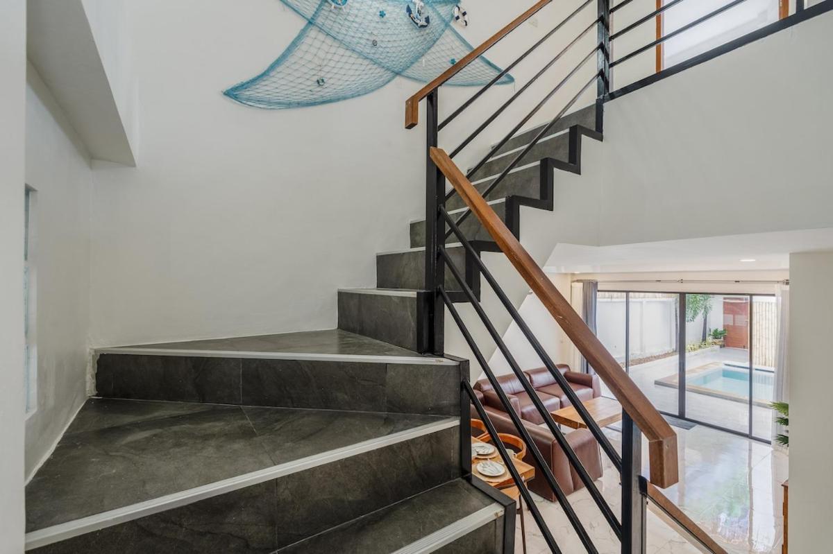 Villa Freshly Renovated 4 Bed Pool Great Location