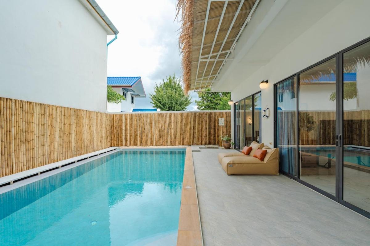 Freshly Renovated 4 Bed Pool Great Location Villa