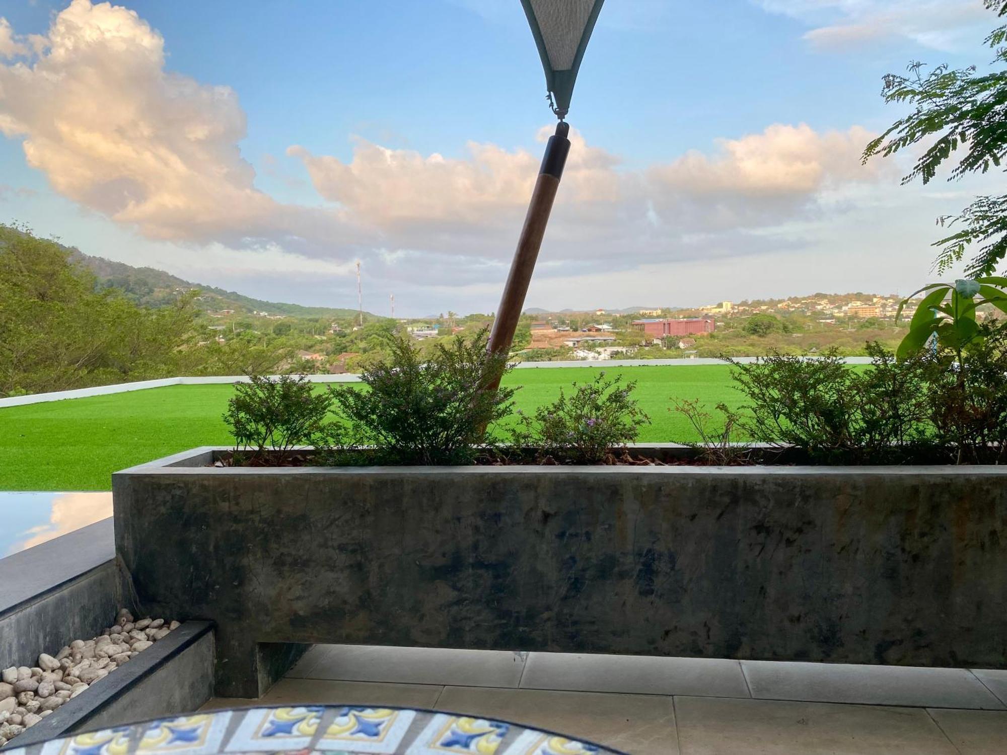 Infinity Pool At Viewpoint Apartment