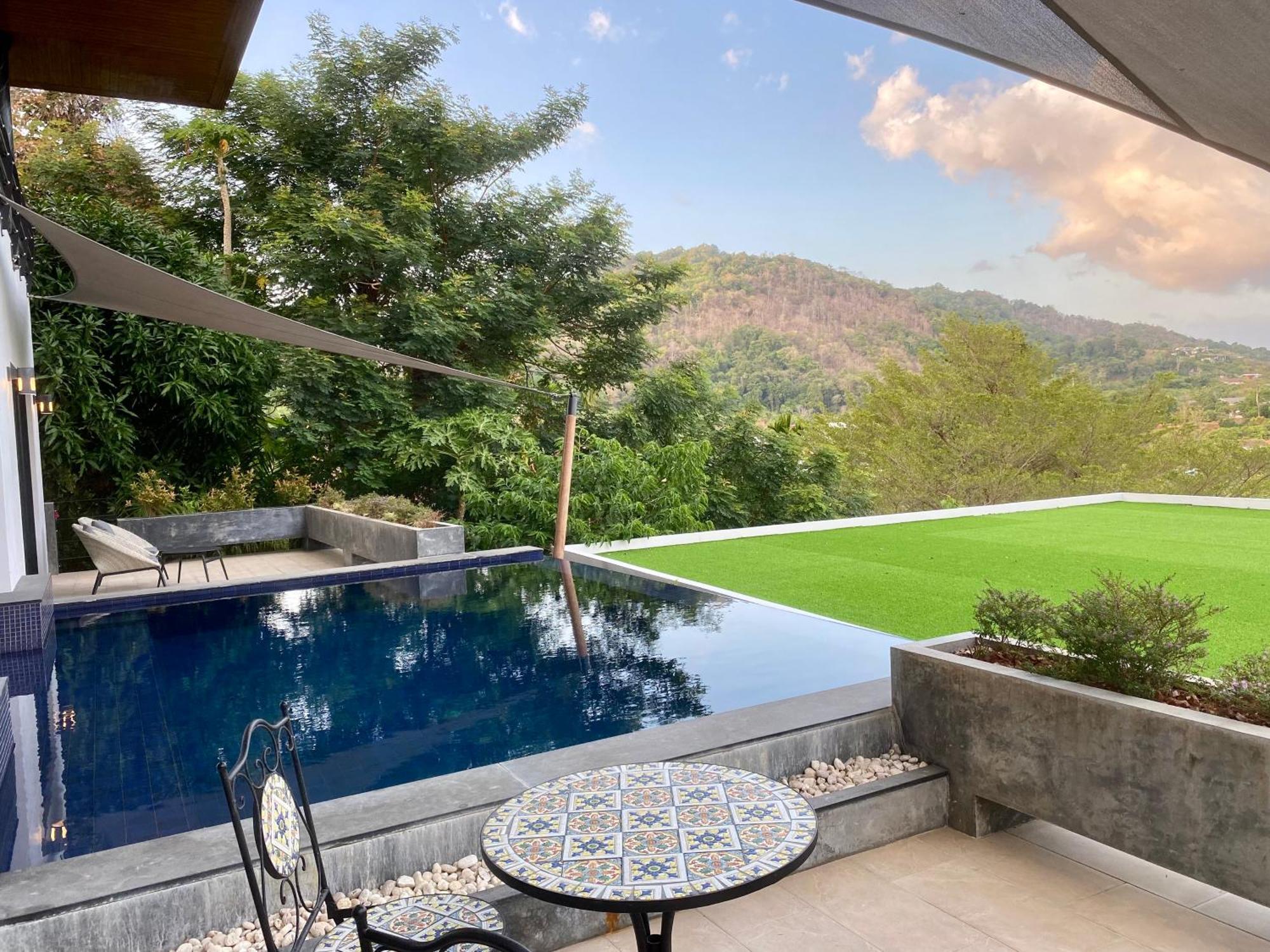 Infinity Pool At Viewpoint Apartment *