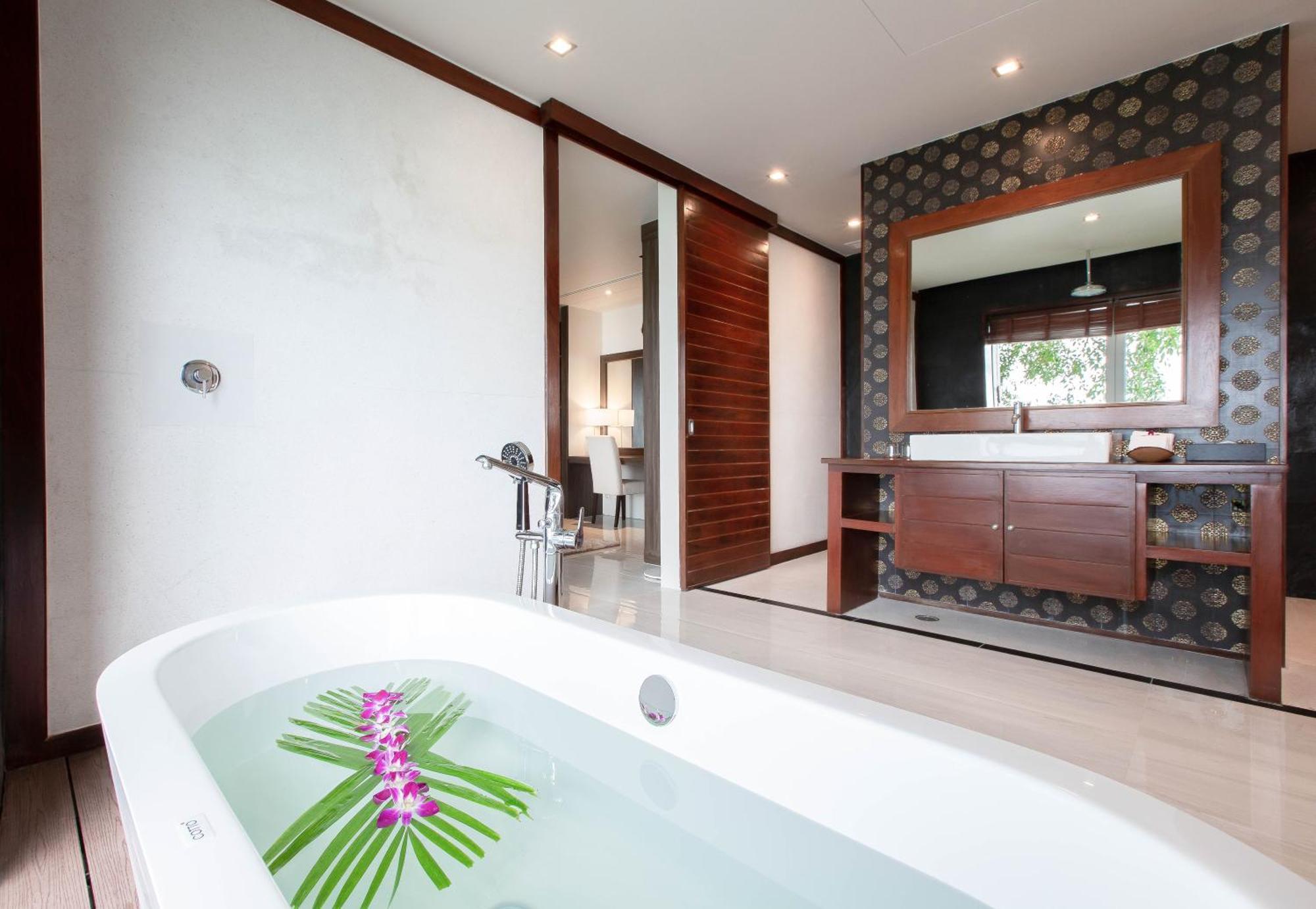 Laemsingh 2 Oceanfront Fully Serviced Surin Beach (Phuket)
