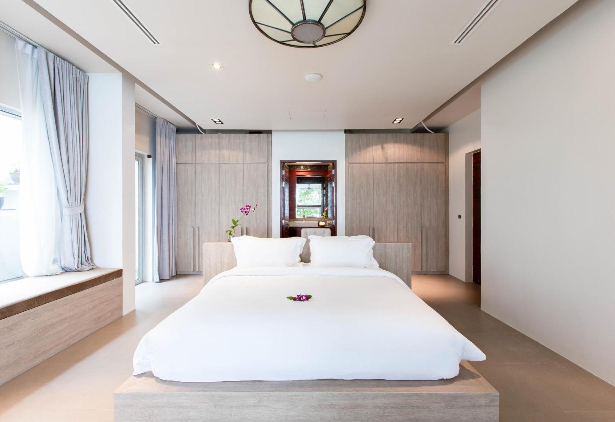 Laemsingh 2 Oceanfront Fully Serviced Surin Beach (Phuket)