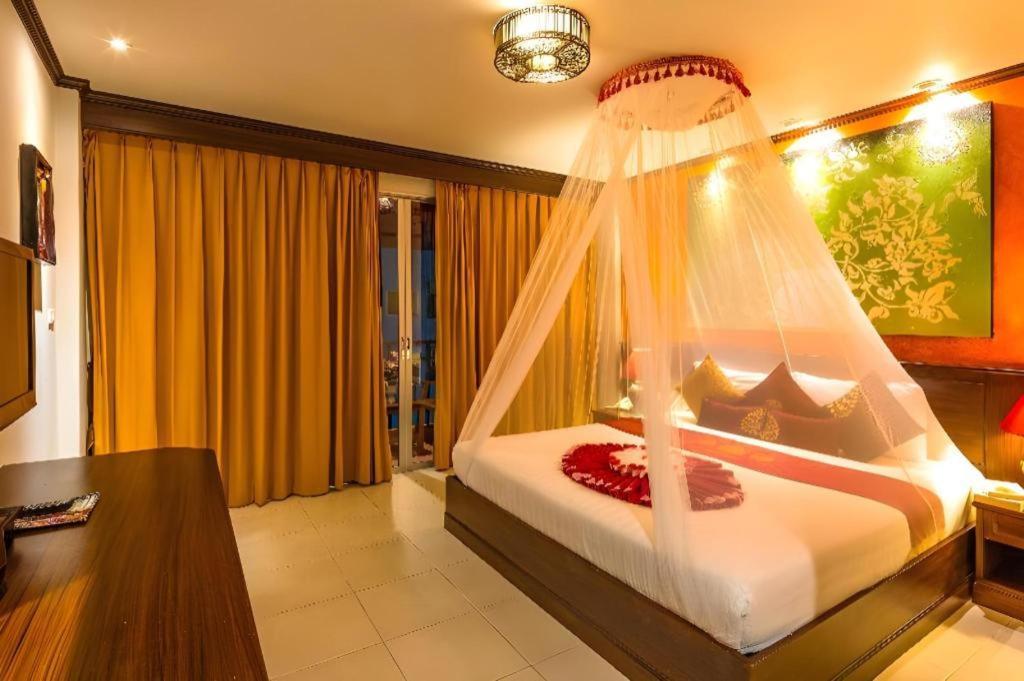 Tanawan Phuket Hotel 3*