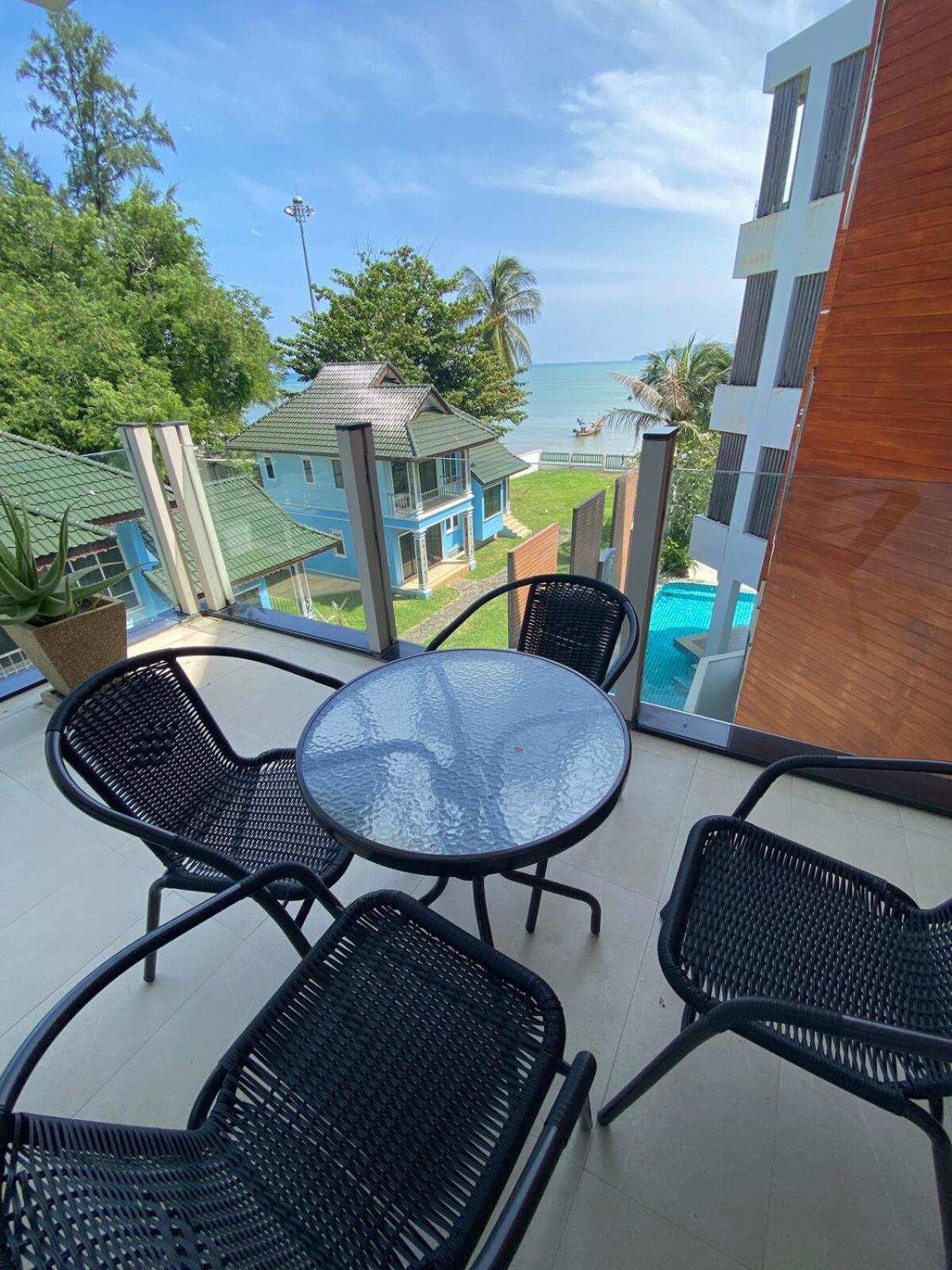 Beachfront Apartment *