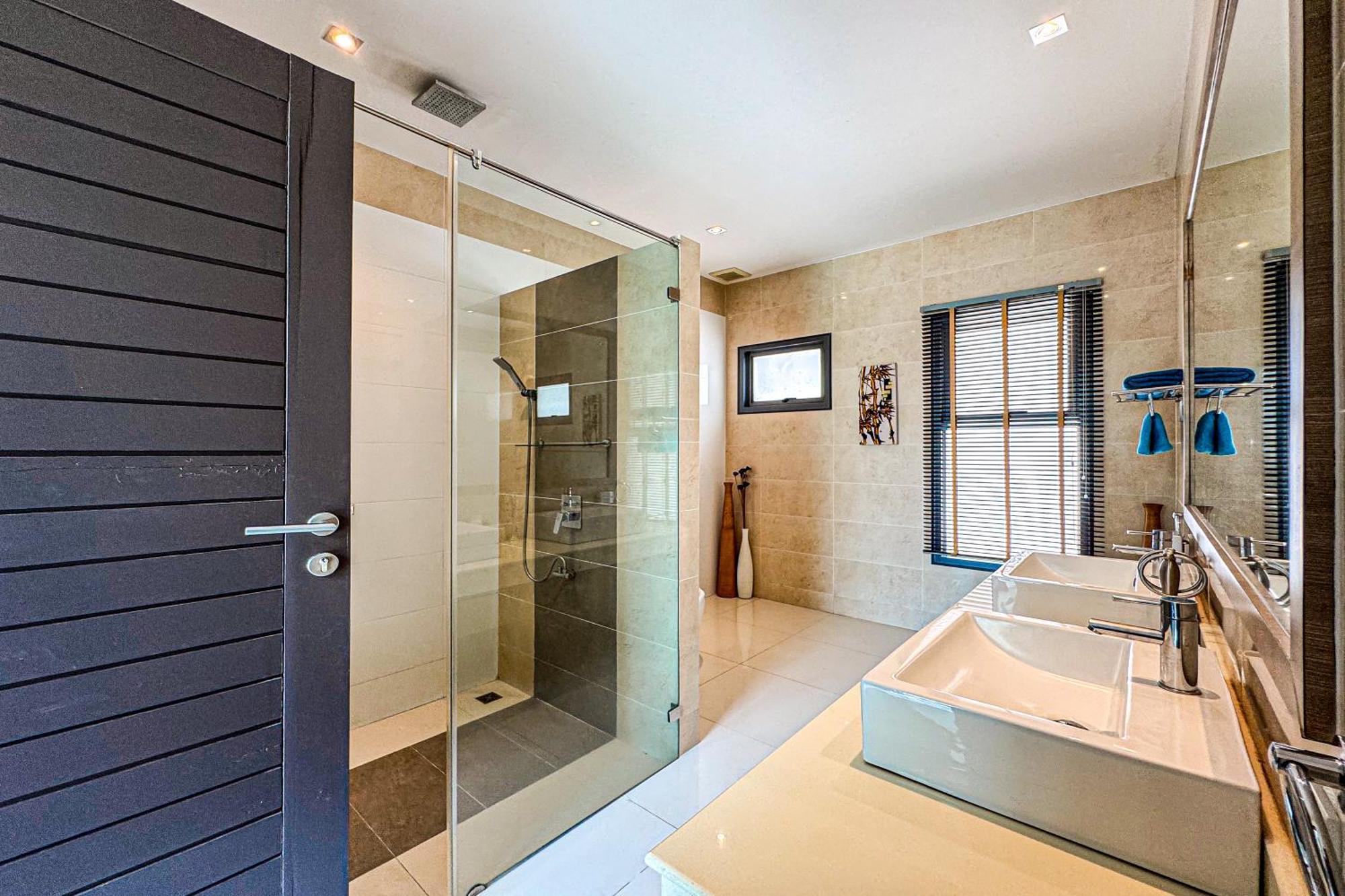 Exclusive Tropical Living! Elegant 4br Destiny With Salt Pool *