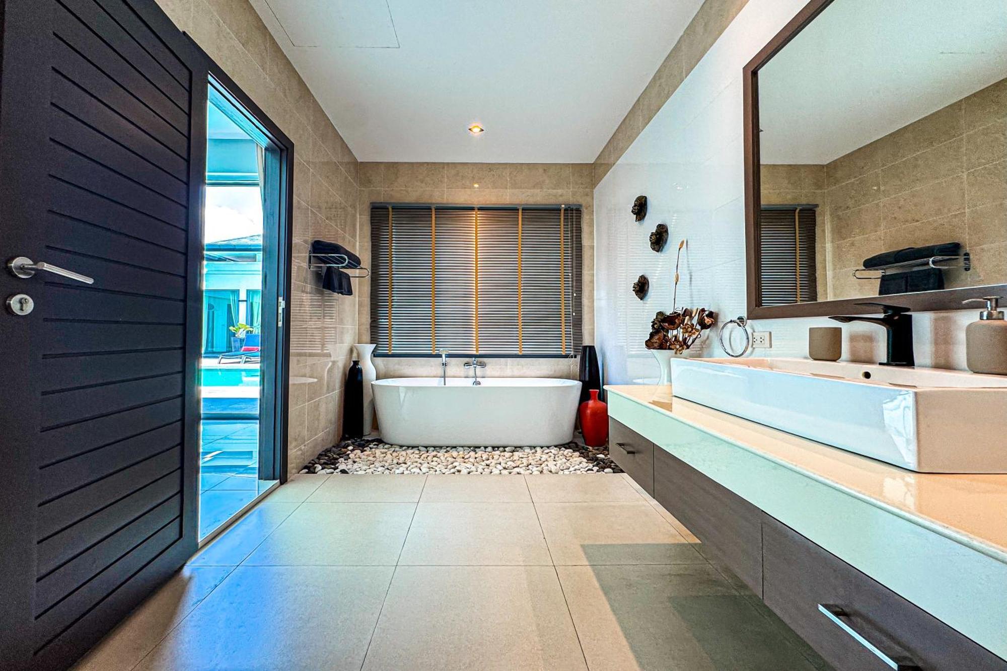 Exclusive Tropical Living! Elegant 4br Destiny With Salt Pool Ban Saiyuan