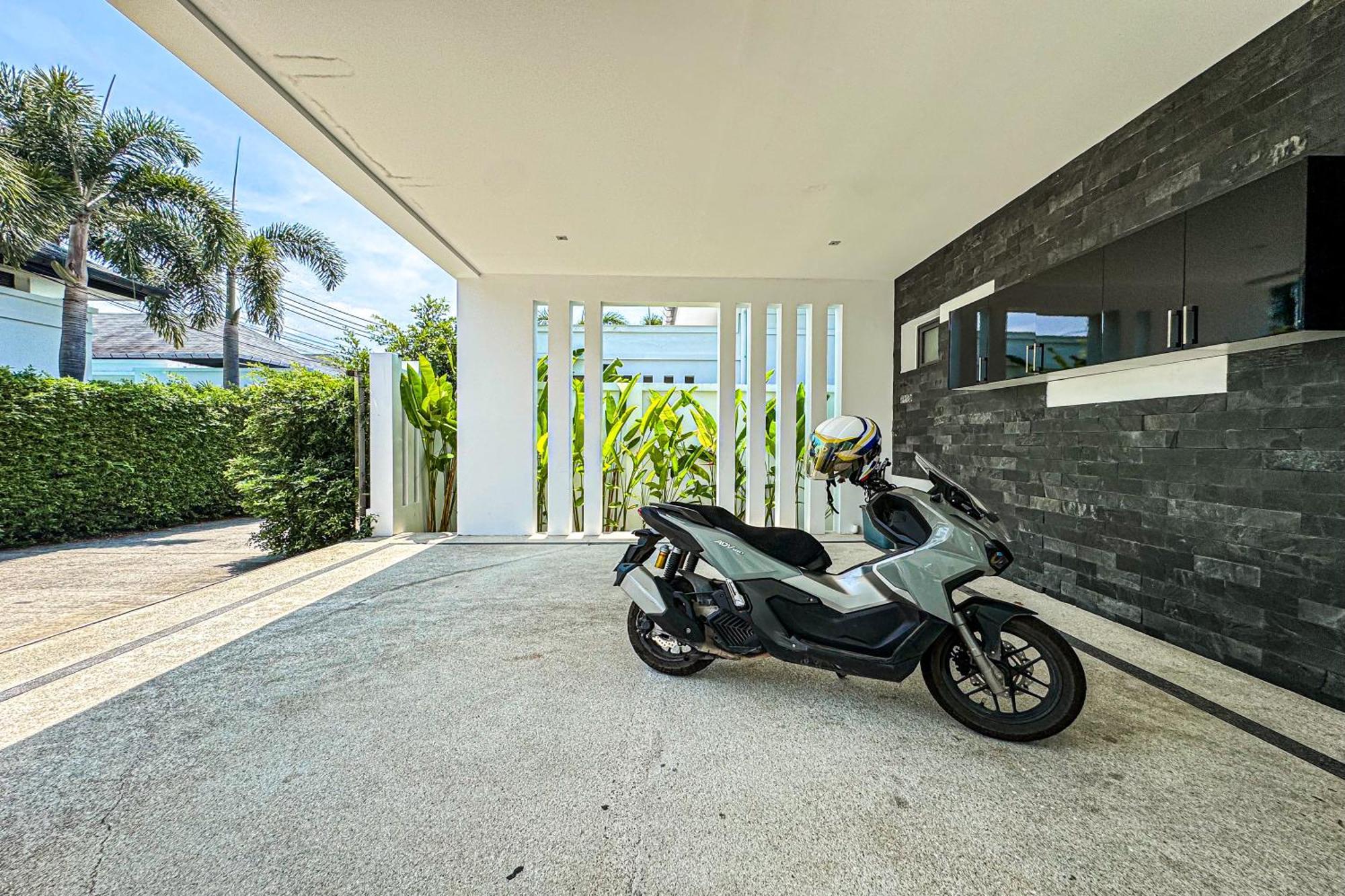 Exclusive Tropical Living! Elegant 4br Destiny With Salt Pool