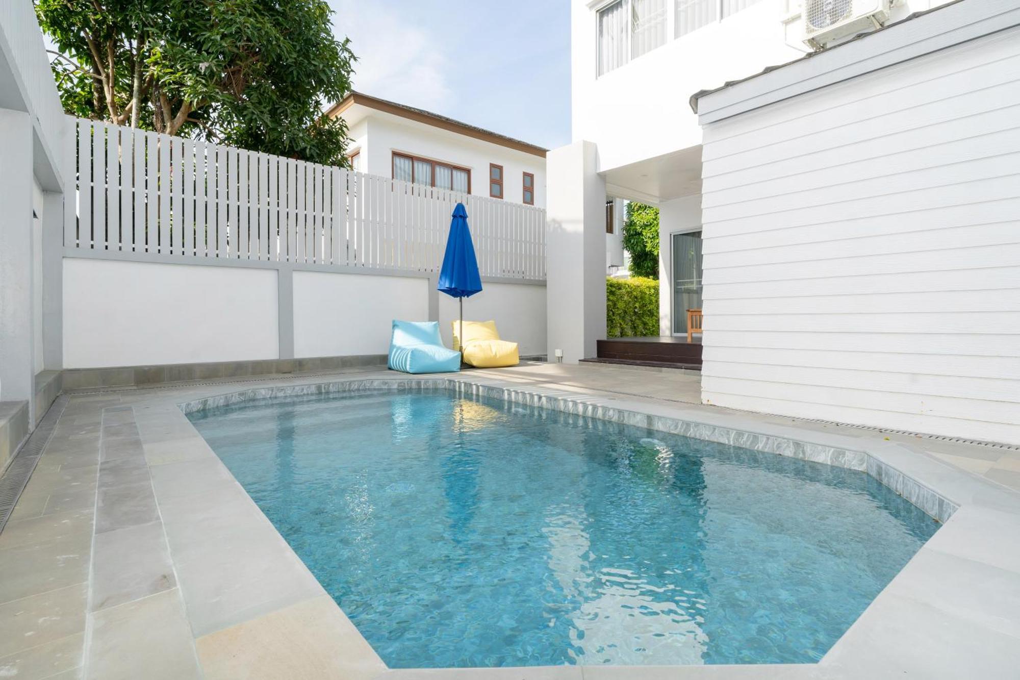 Loft Style 3-br Corner Private Pool Villa Ban Pak Lak