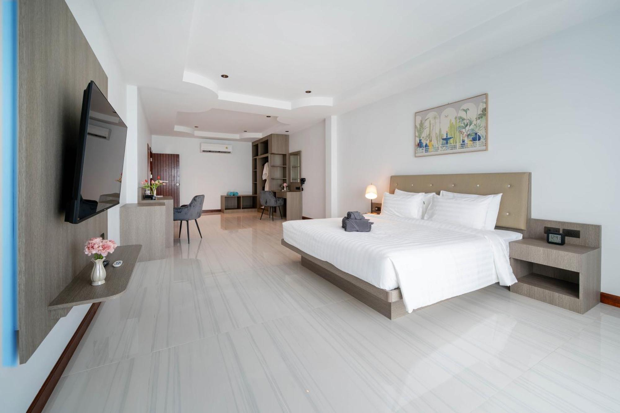 The Hideout Beachfront Apartment Patong