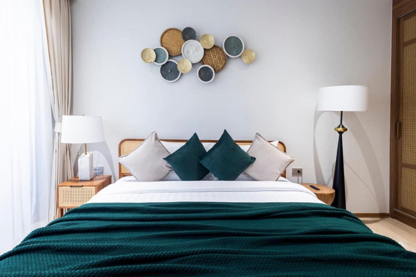 Beachfront 2-bd Laguna Apartment *