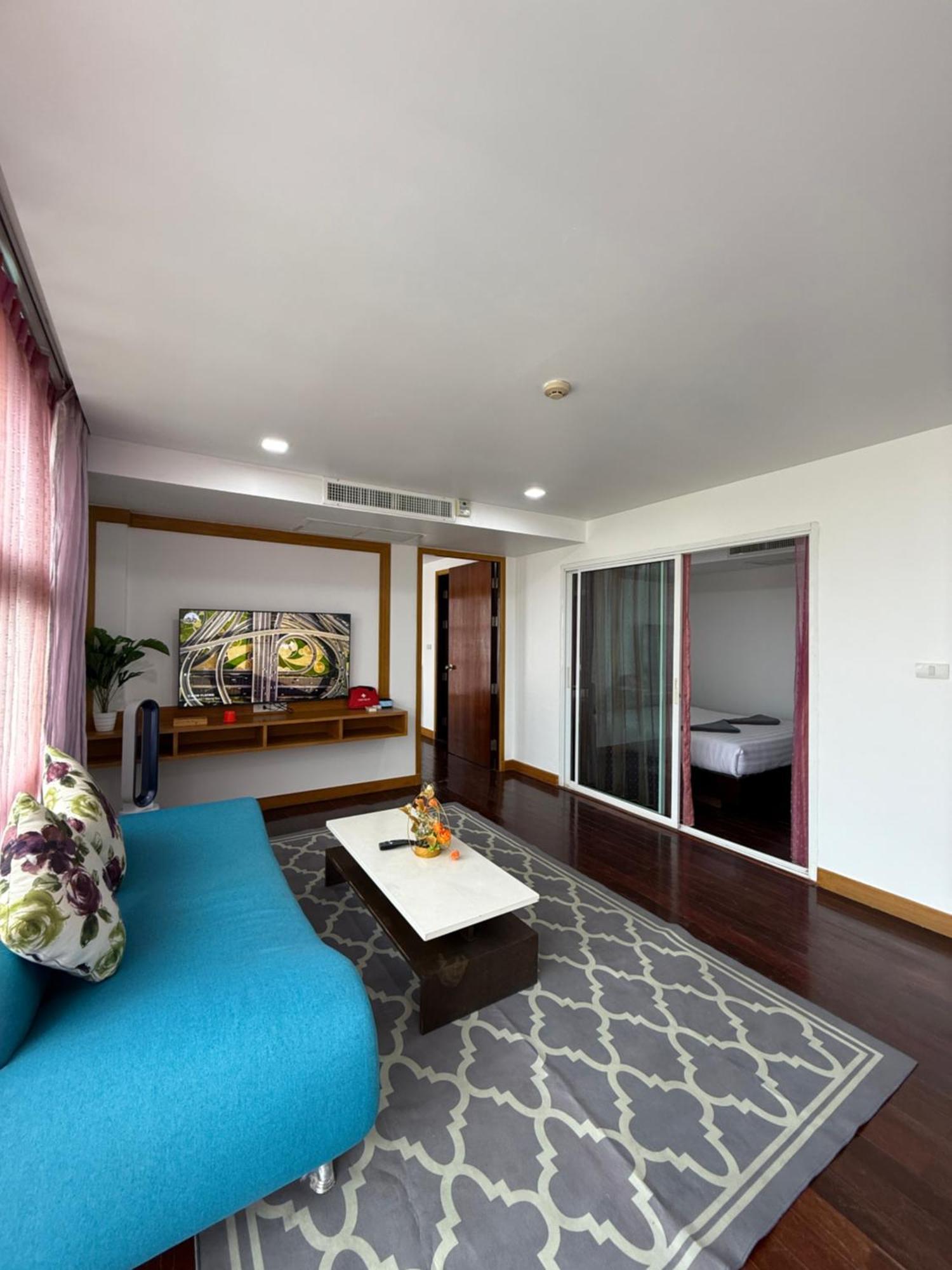 The Kris 2 Bedrooms 2 Bathrooms *