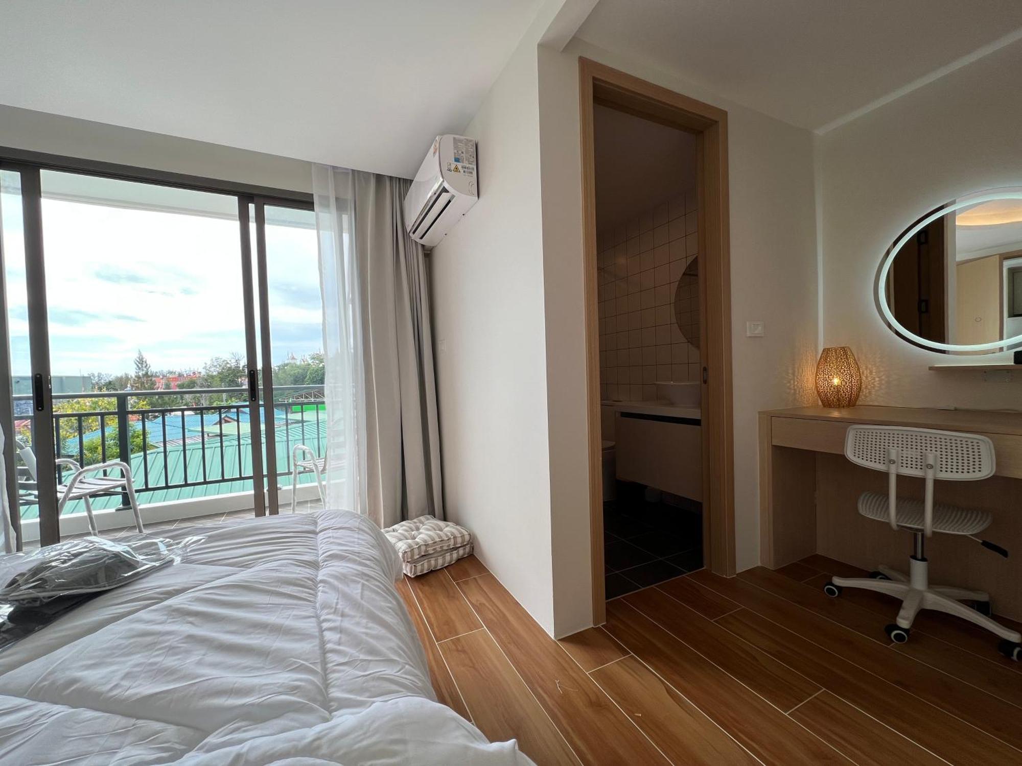 Fantasea World 1 Bed & Living Balcony Apartment *
