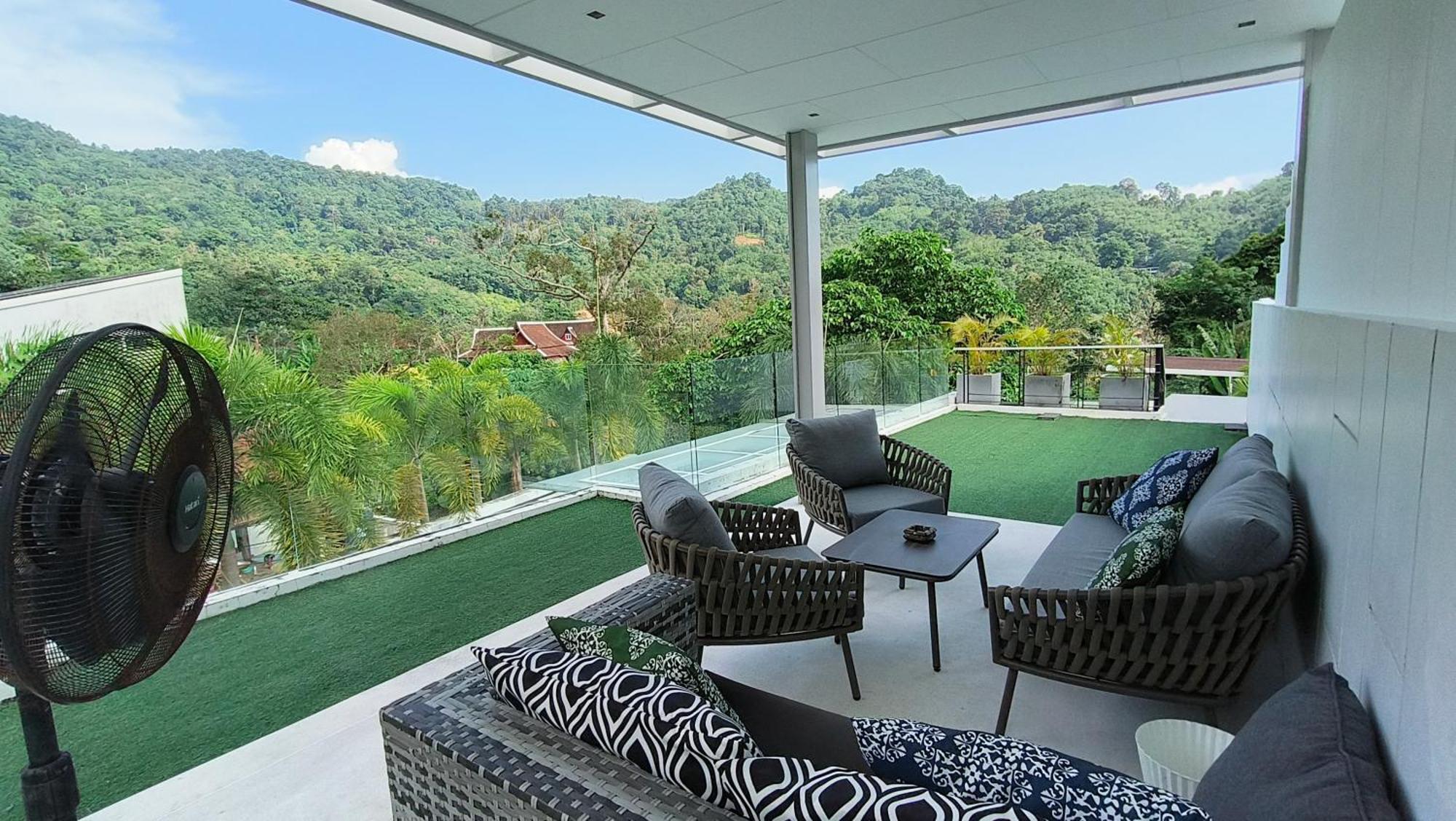 Villa Close To The *