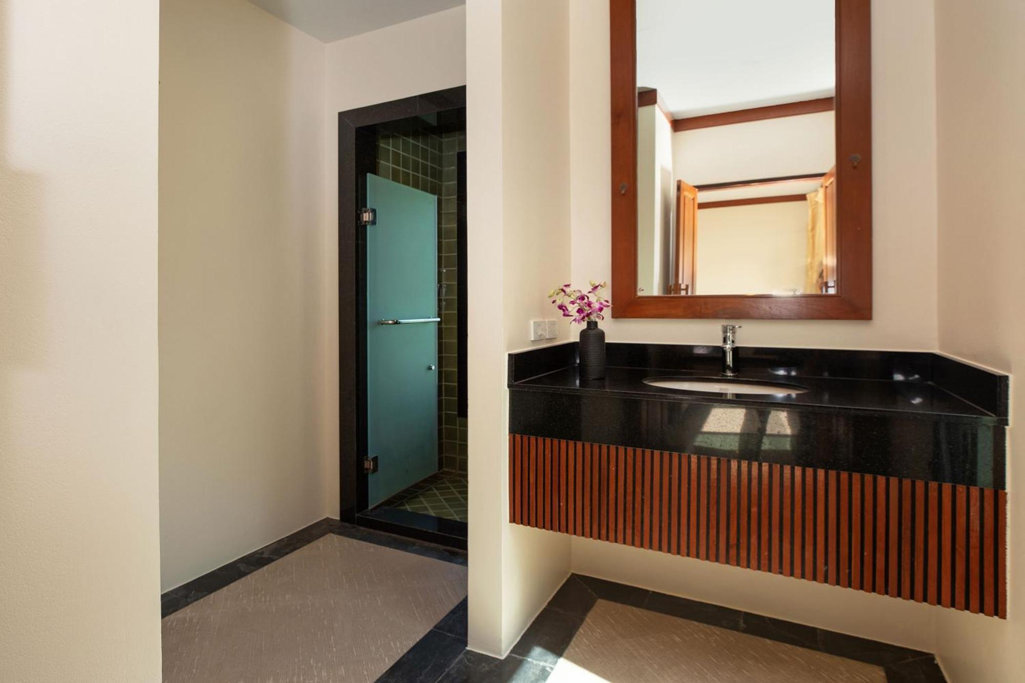 Tropical Living At 3br Pool Bianca, Baan Bua Luxury Estate, Nai Harn Villa *