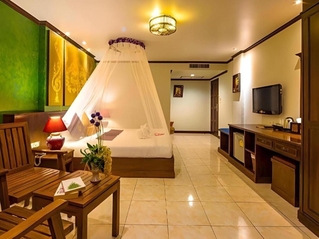 Tanawan Phuket Hotel