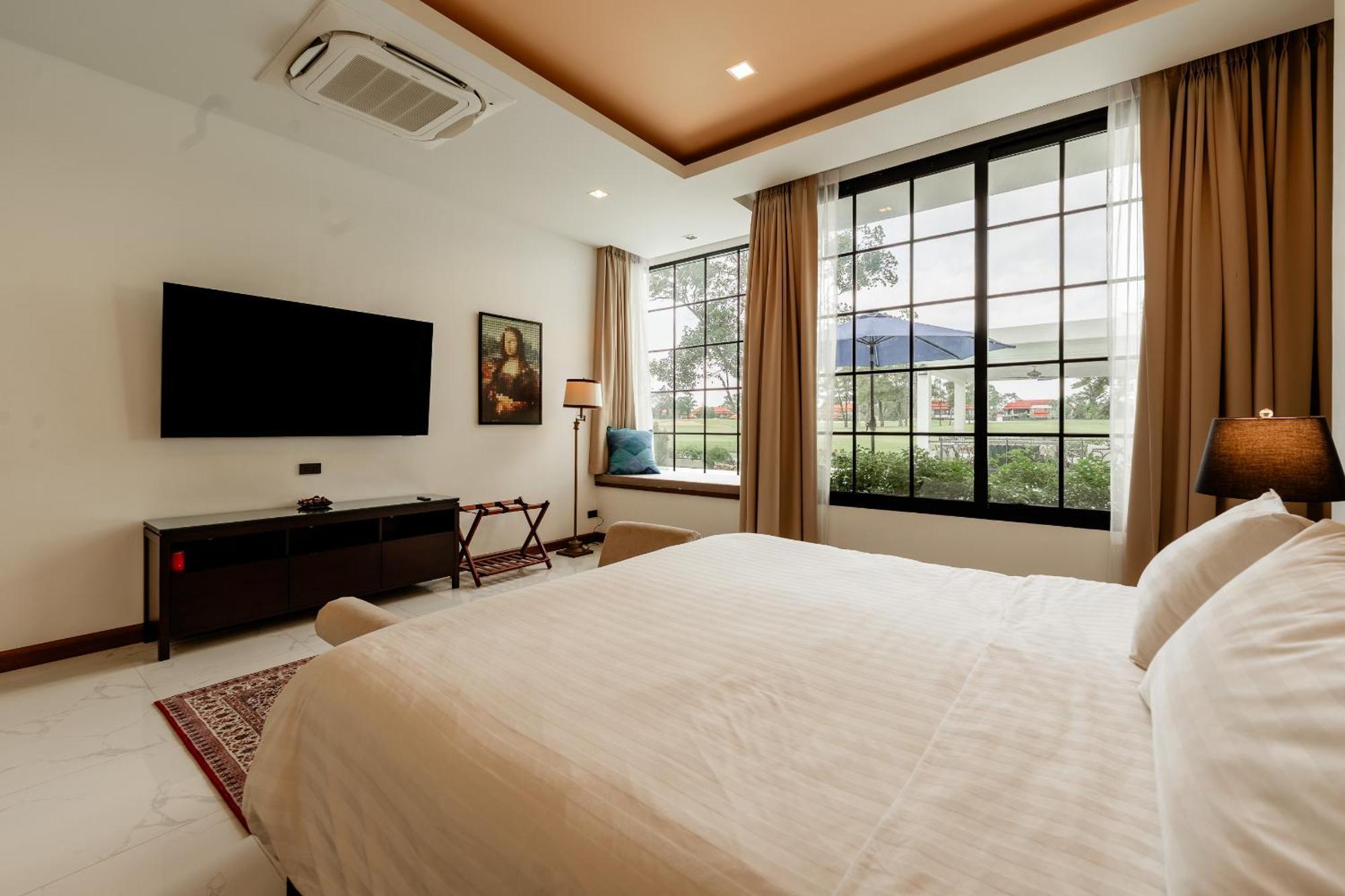 Viola 7 Bedroom, Fully Staffed, On The Golf Course *