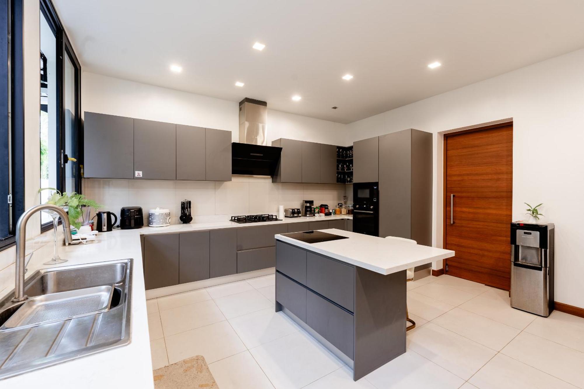 Viola 7 Bedroom, Fully Staffed, On The Golf Course