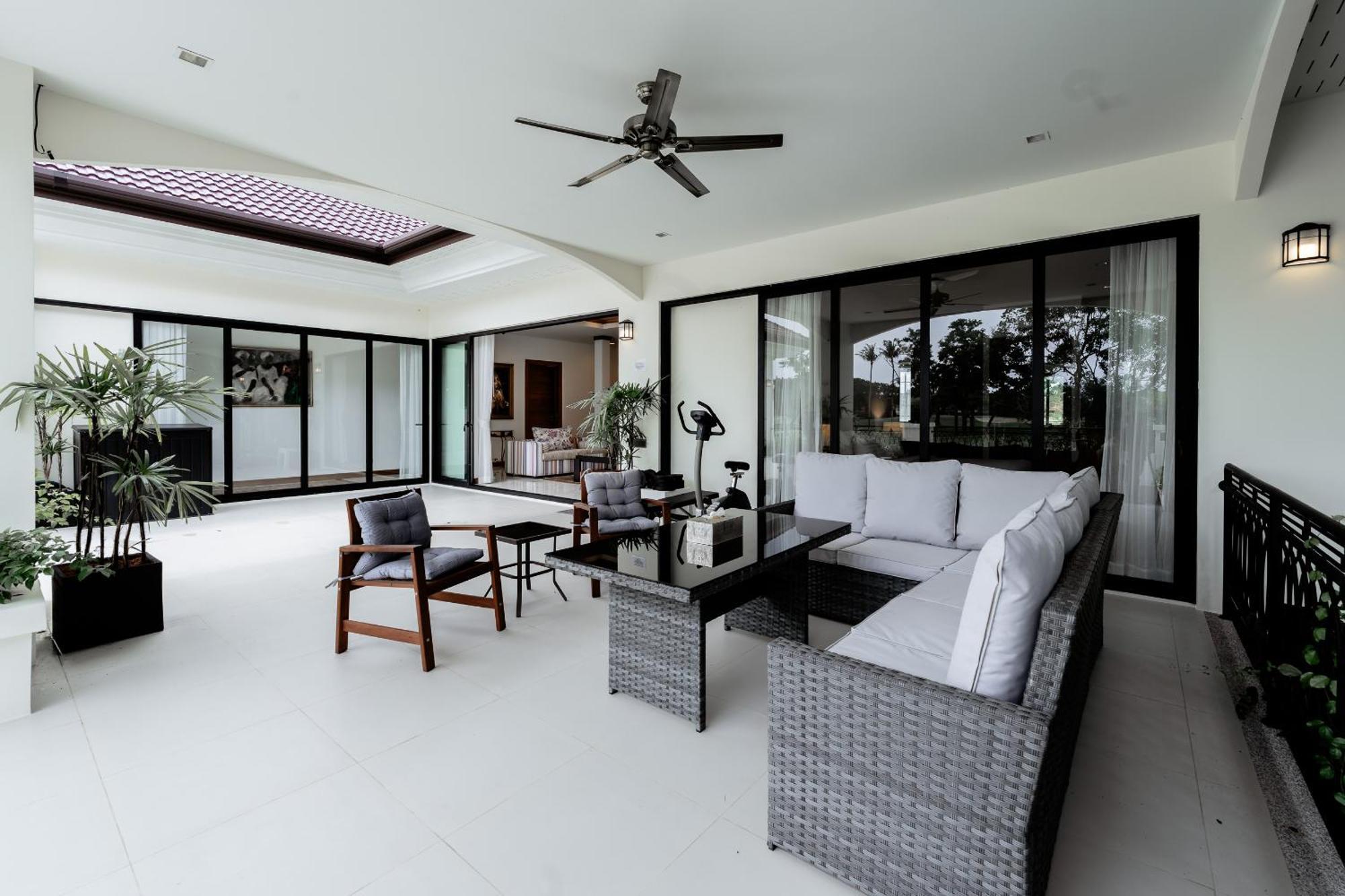 Viola 7 Bedroom, Fully Staffed, On The Golf Course *
