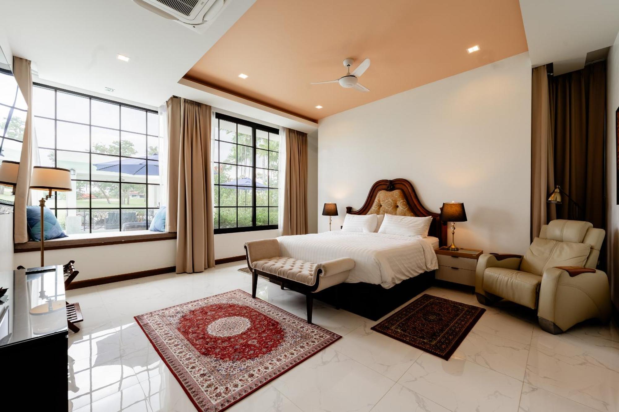 Viola 7 Bedroom, Fully Staffed, On The Golf Course *