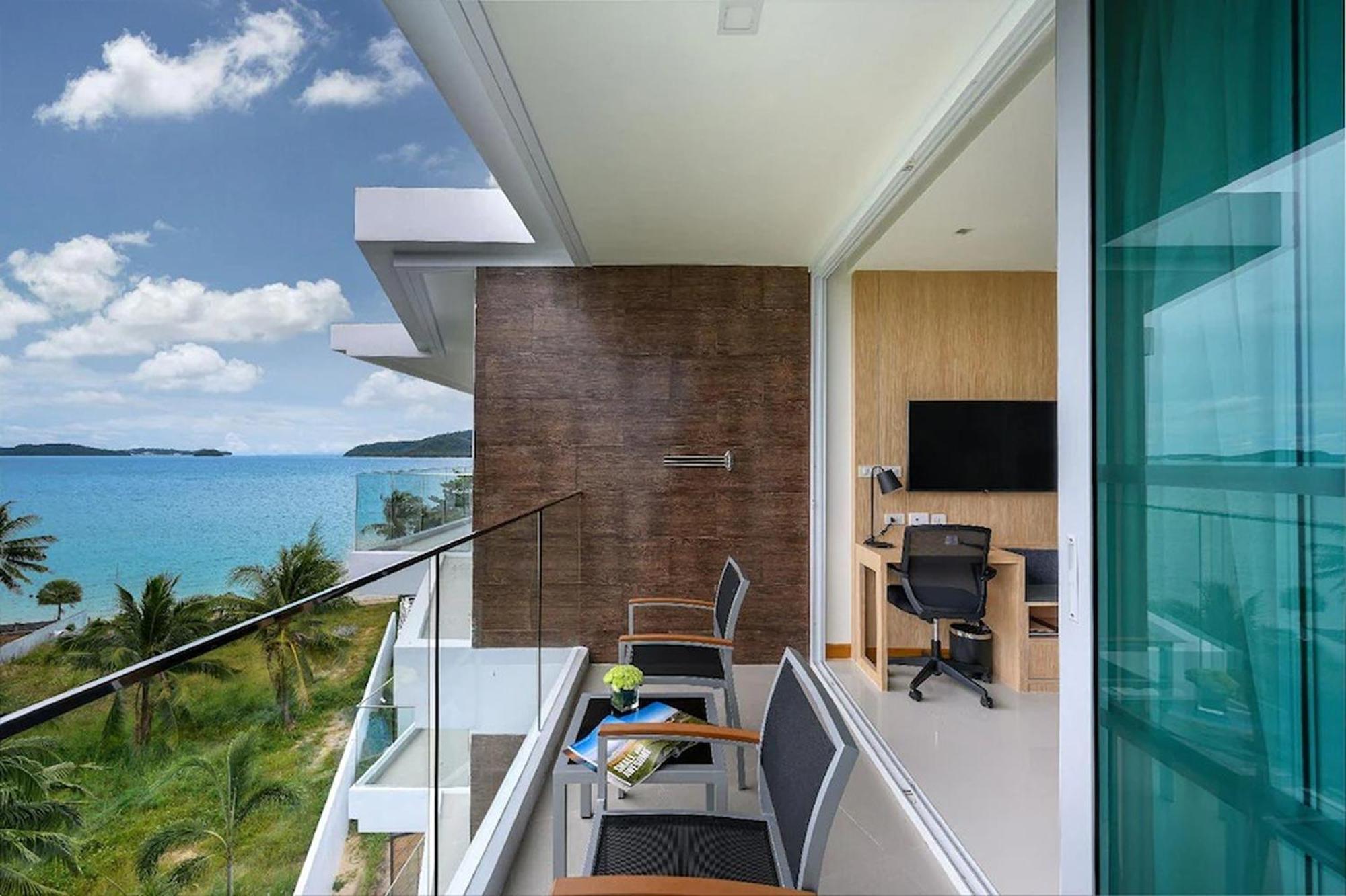 Hotel The Beachfront Phuket 5*