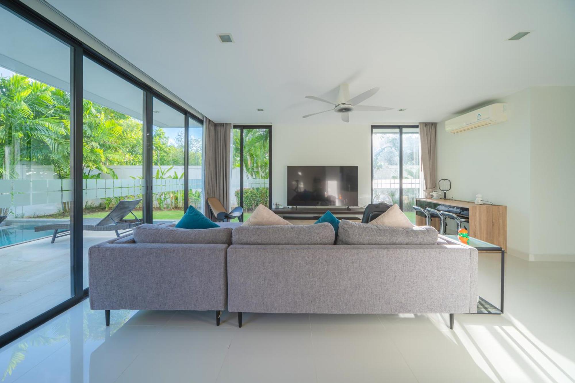 Modern Minimalist 6 Bedroom Light Luxury Private Pool Golf Course Laguna Park *