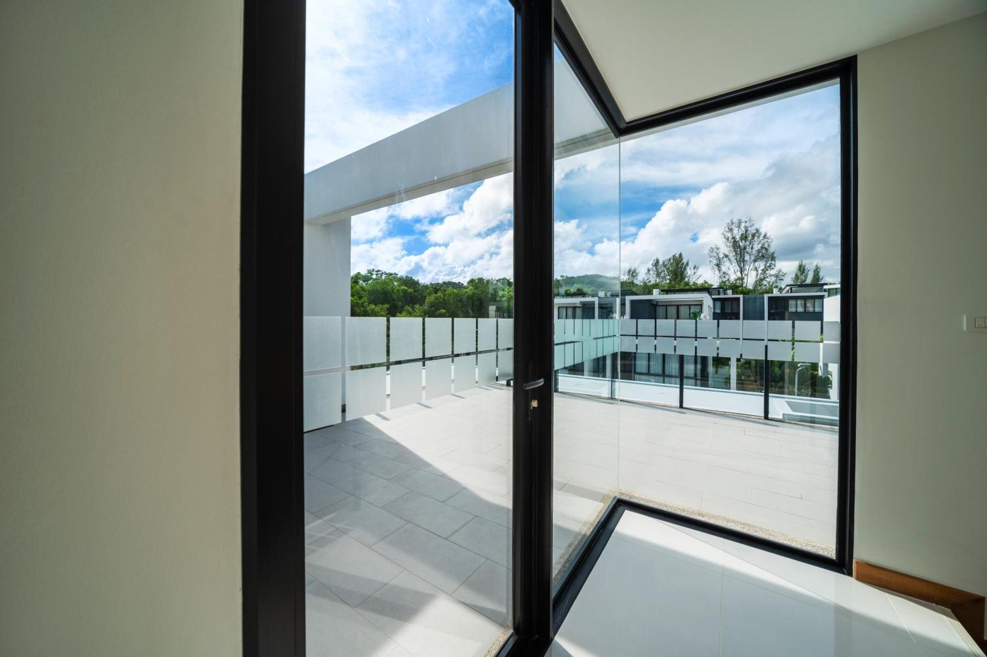 Modern Minimalist 6 Bedroom Light Luxury Private Pool Golf Course Laguna Park Villa