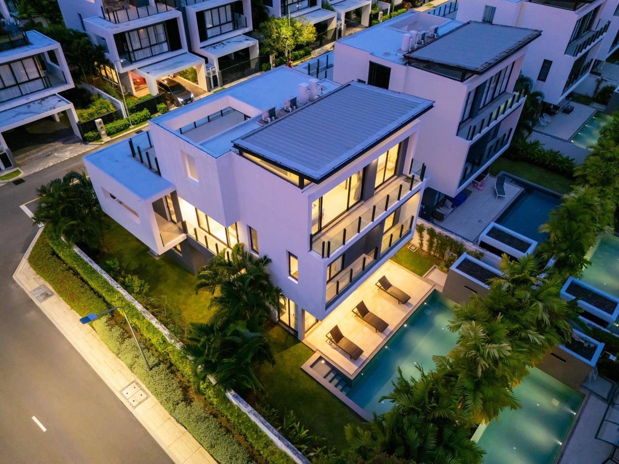 Modern Minimalist 6 Bedroom Light Luxury Private Pool Golf Course Laguna Park Villa *