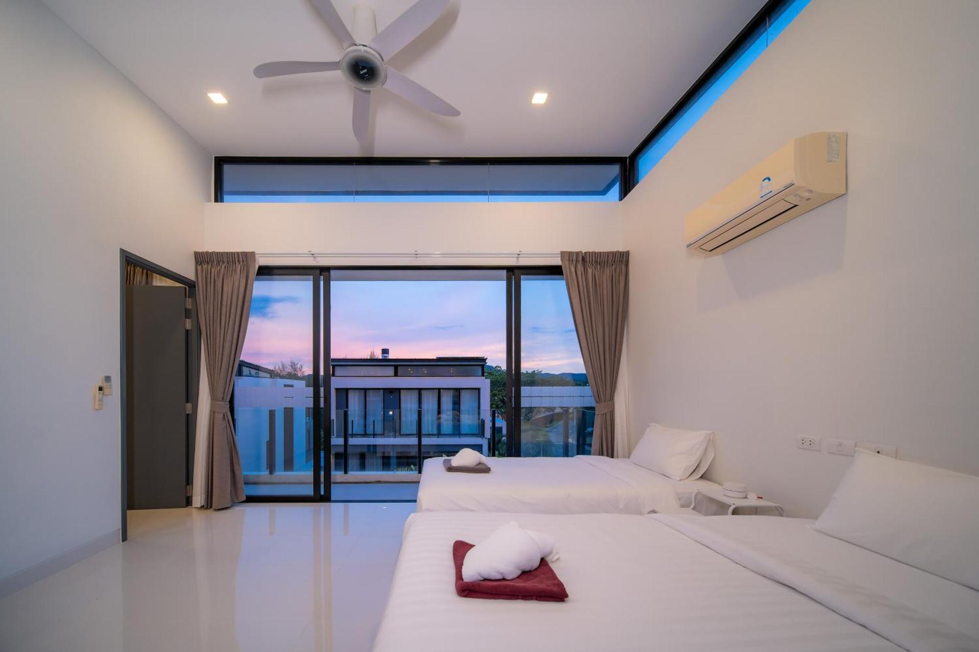 Villa Modern Minimalist 6 Bedroom Light Luxury Private Pool Golf Course Laguna Park *