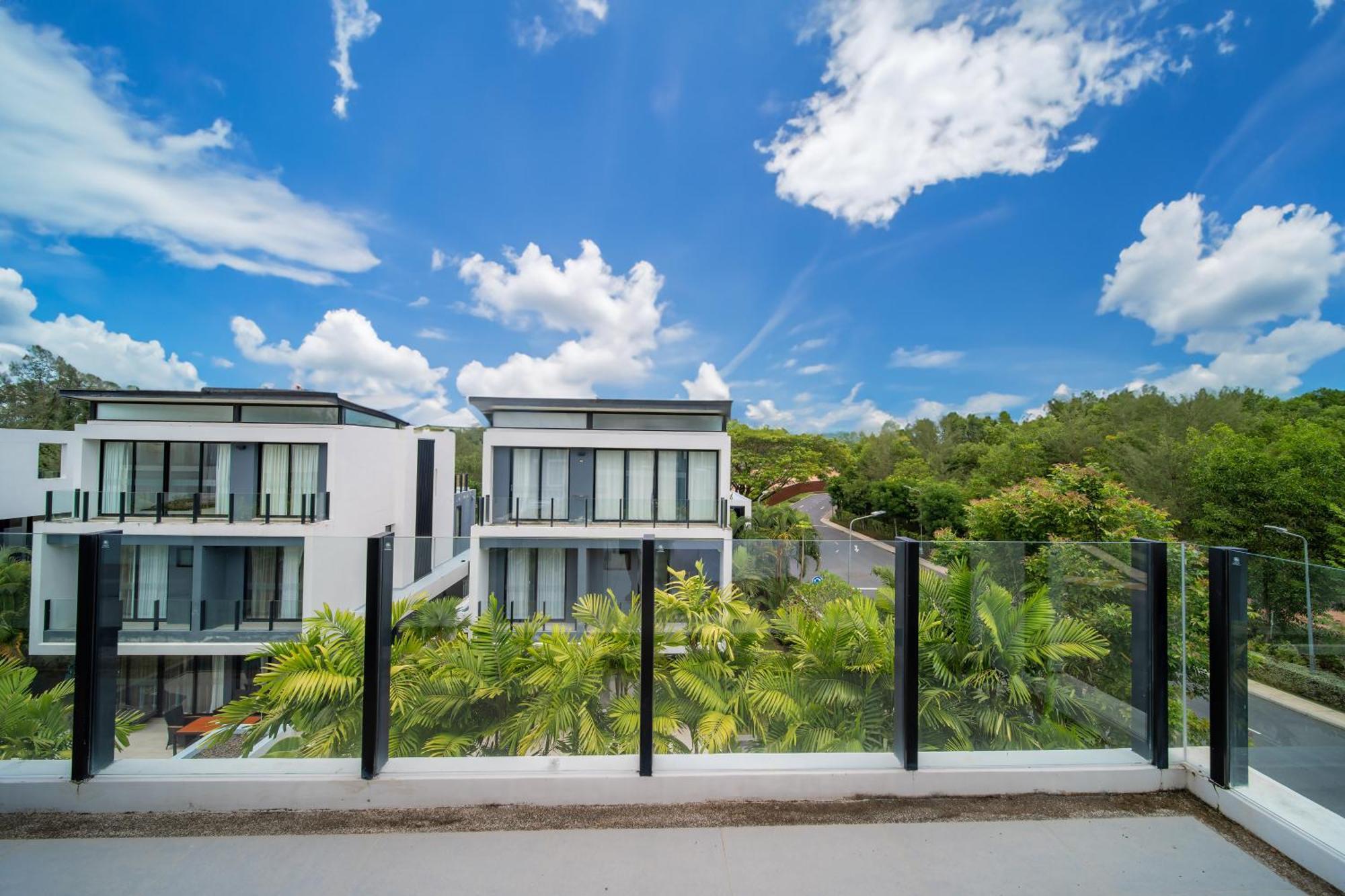 Modern Minimalist 6 Bedroom Light Luxury Private Pool Golf Course Laguna Park Villa