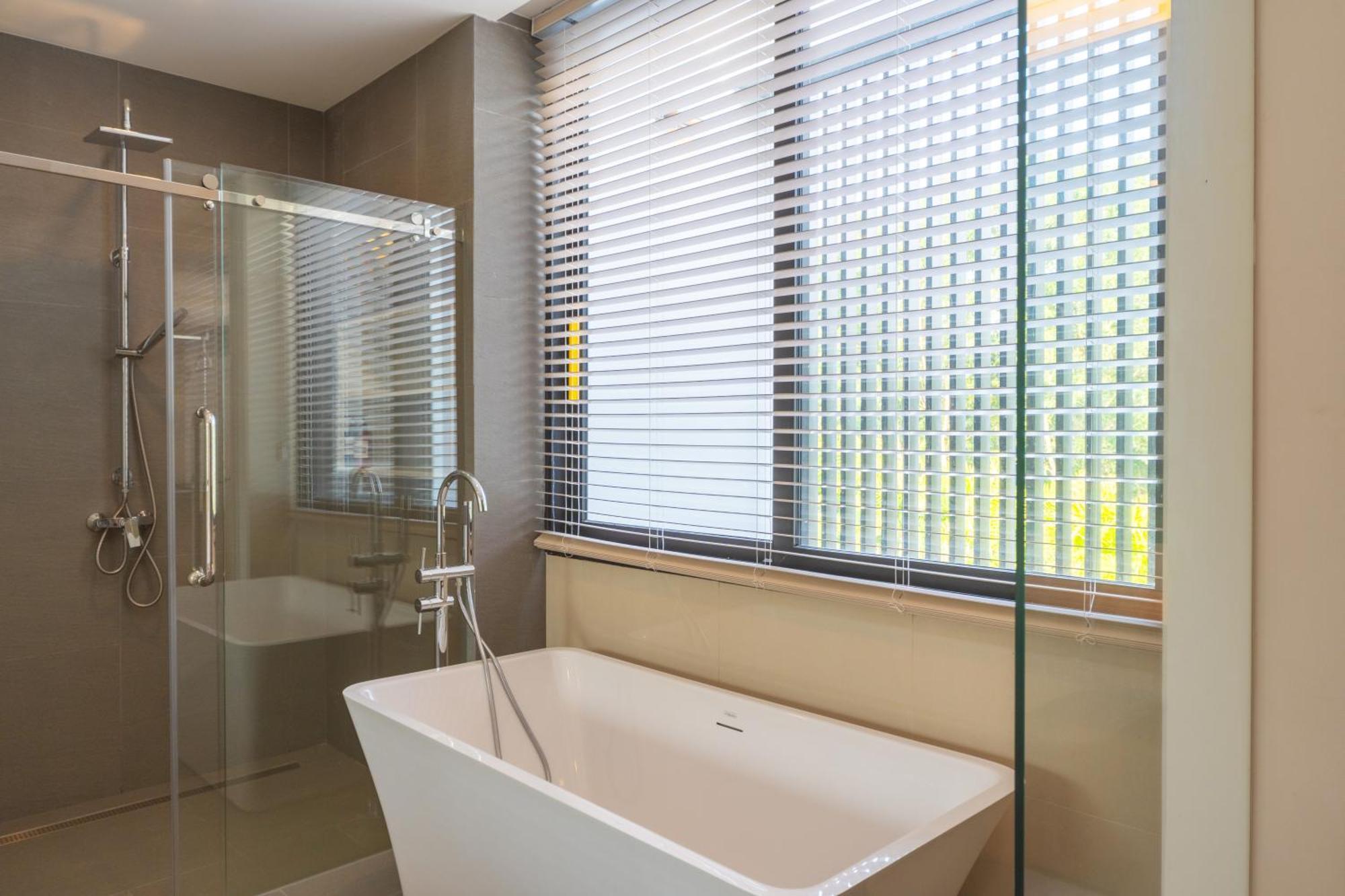Modern Minimalist 6 Bedroom Light Luxury Private Pool Golf Course Laguna Park